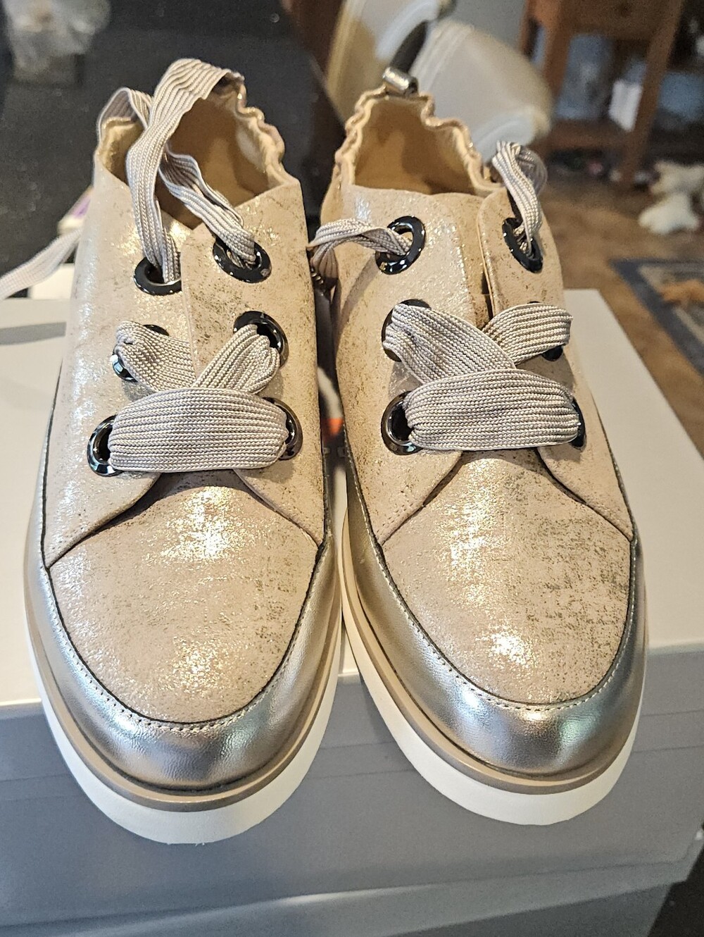 Women’s Metallic Beige Fashion Sneakers with Elastic Laces 9 1/2 N